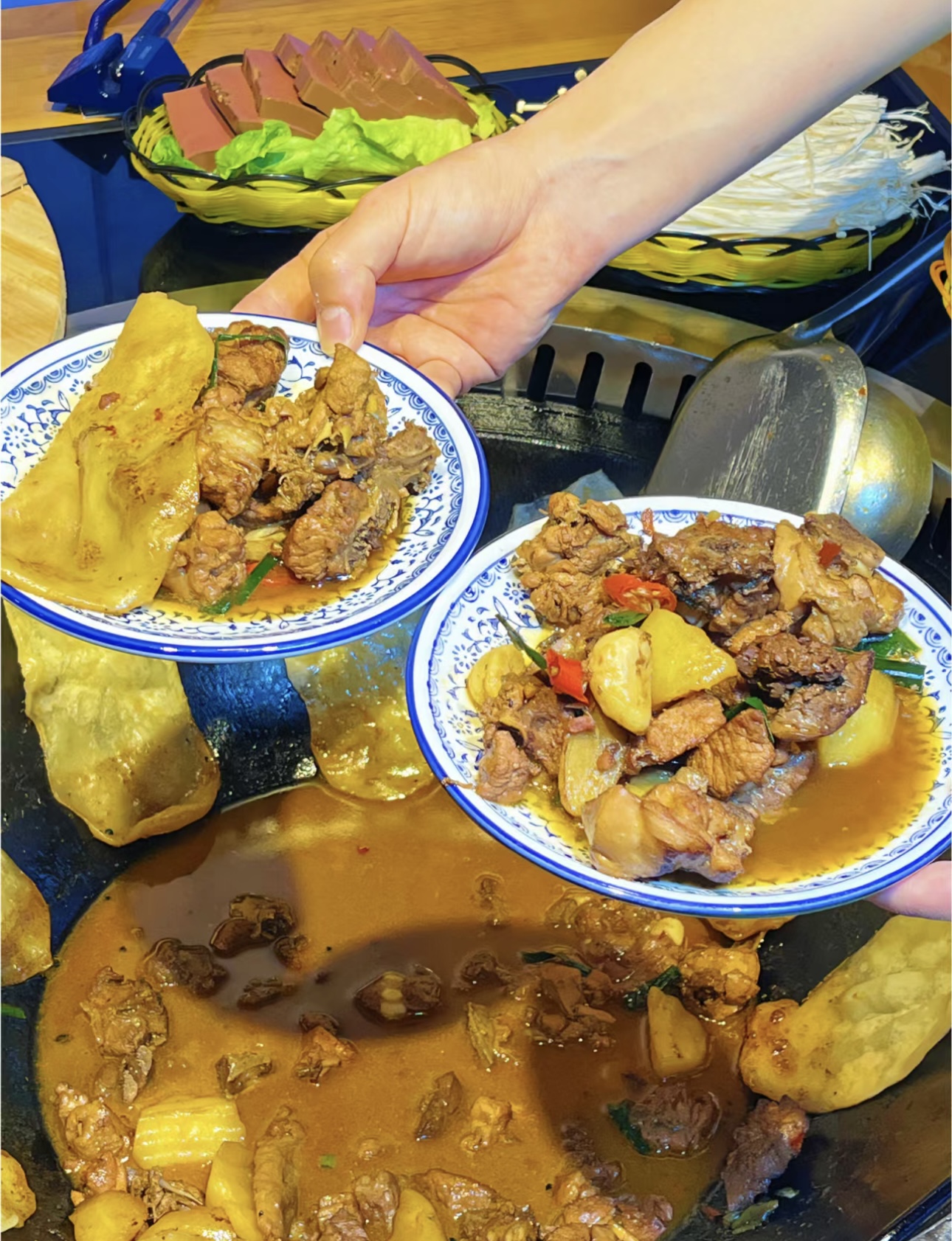 地锅鸡，那浓郁的香味让人垂涎欲滴。鸡肉鲜 配图2