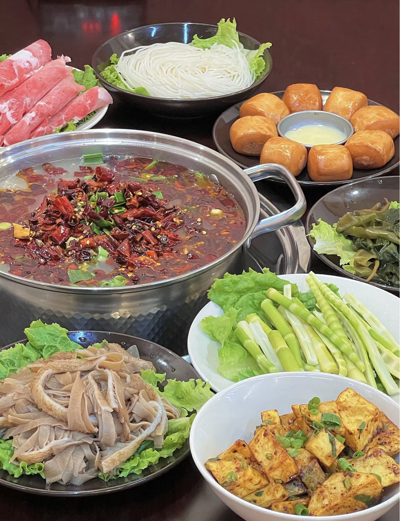 云南酸汤火锅，酸辣鲜香齐聚一锅，独特风味 配图1