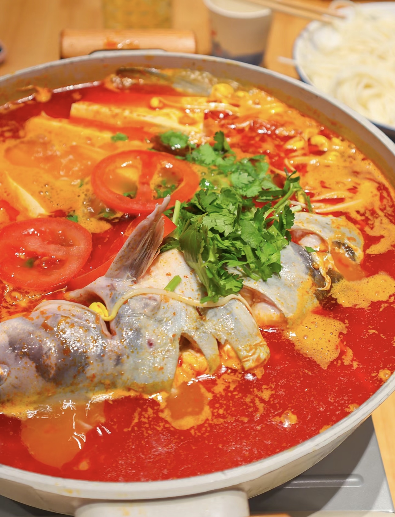 鲜嫩鱼肉，融入酸辣浓郁的汤中。酸汤鱼火锅 配图2