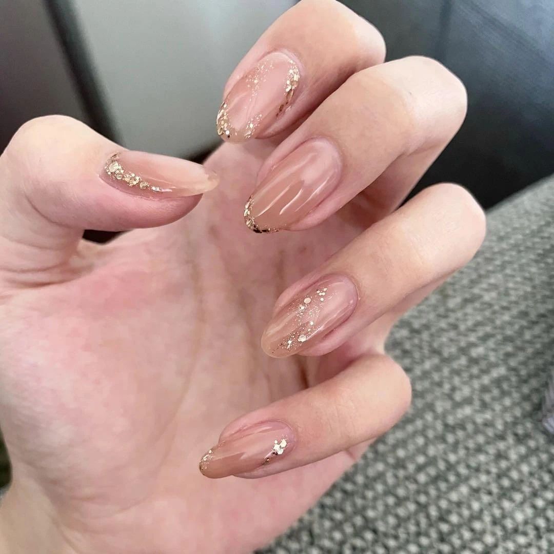 超温柔简约裸色美甲💅 不同光线下都好看 