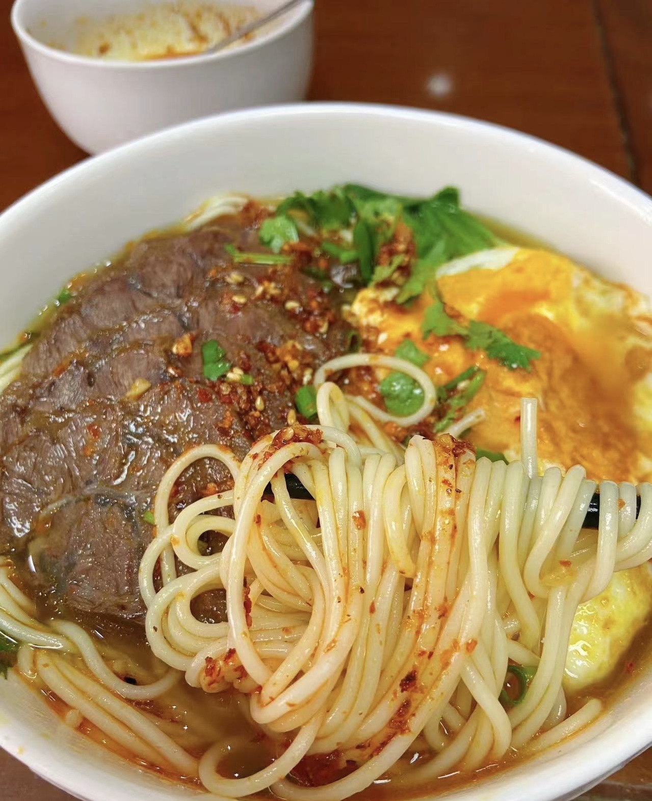 汤底咸鲜又不油腻，牛肉软糯入味，加点辣椒 配图1