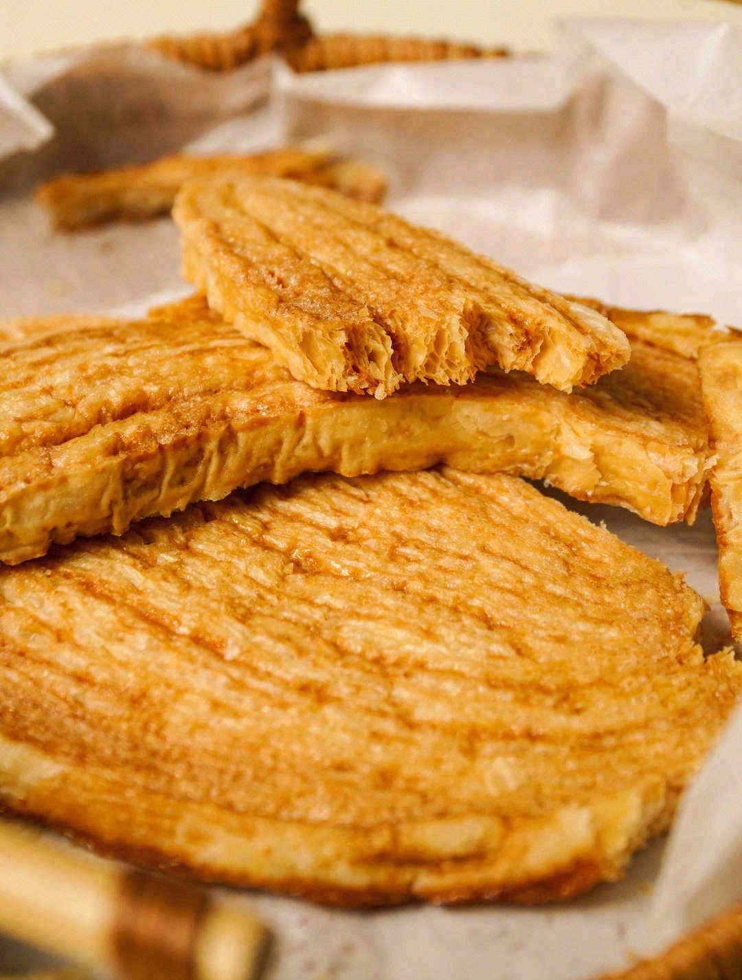 💥松脆的酥皮奶香四溢🥛，果干略带酸甜🍭  配图2
