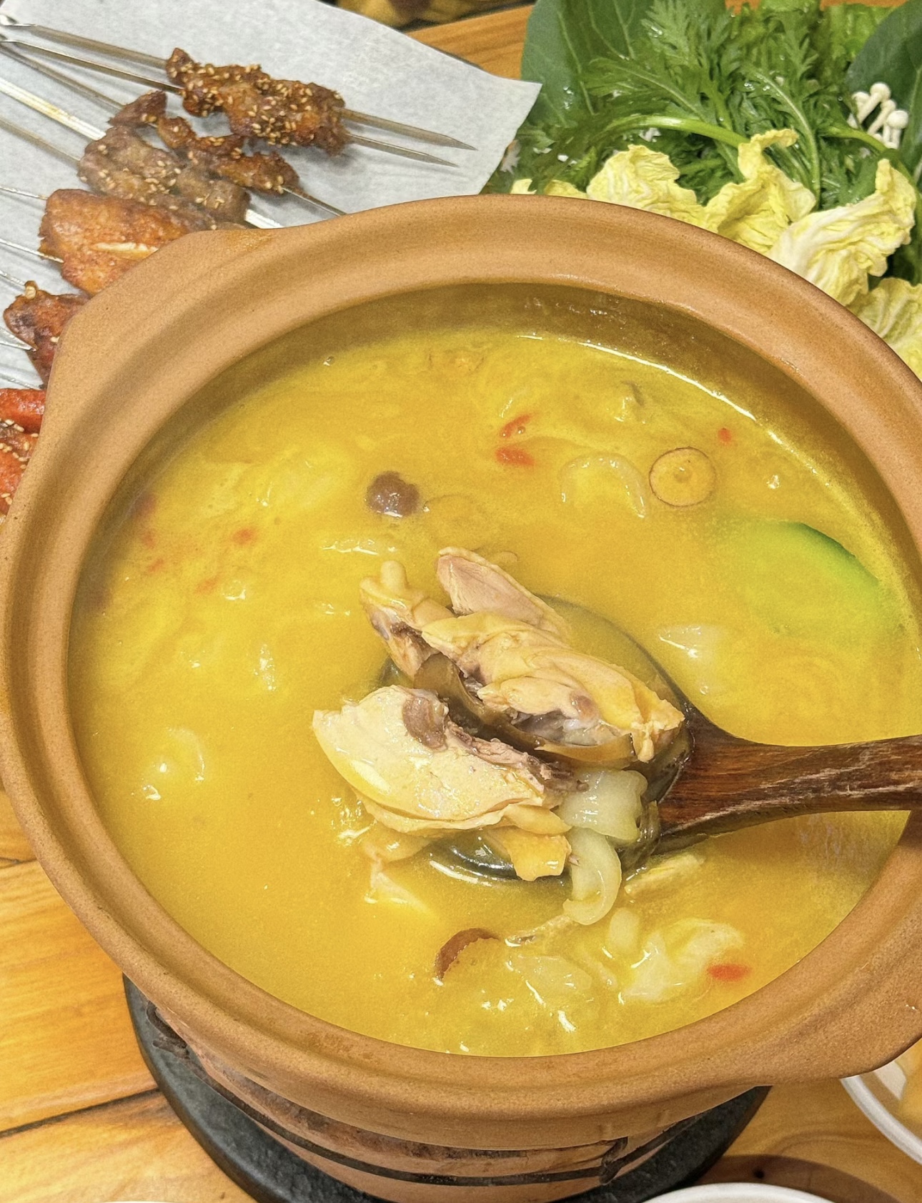 美味的花胶鸡火锅。浓郁的汤底，滑嫩的鸡肉 配图2