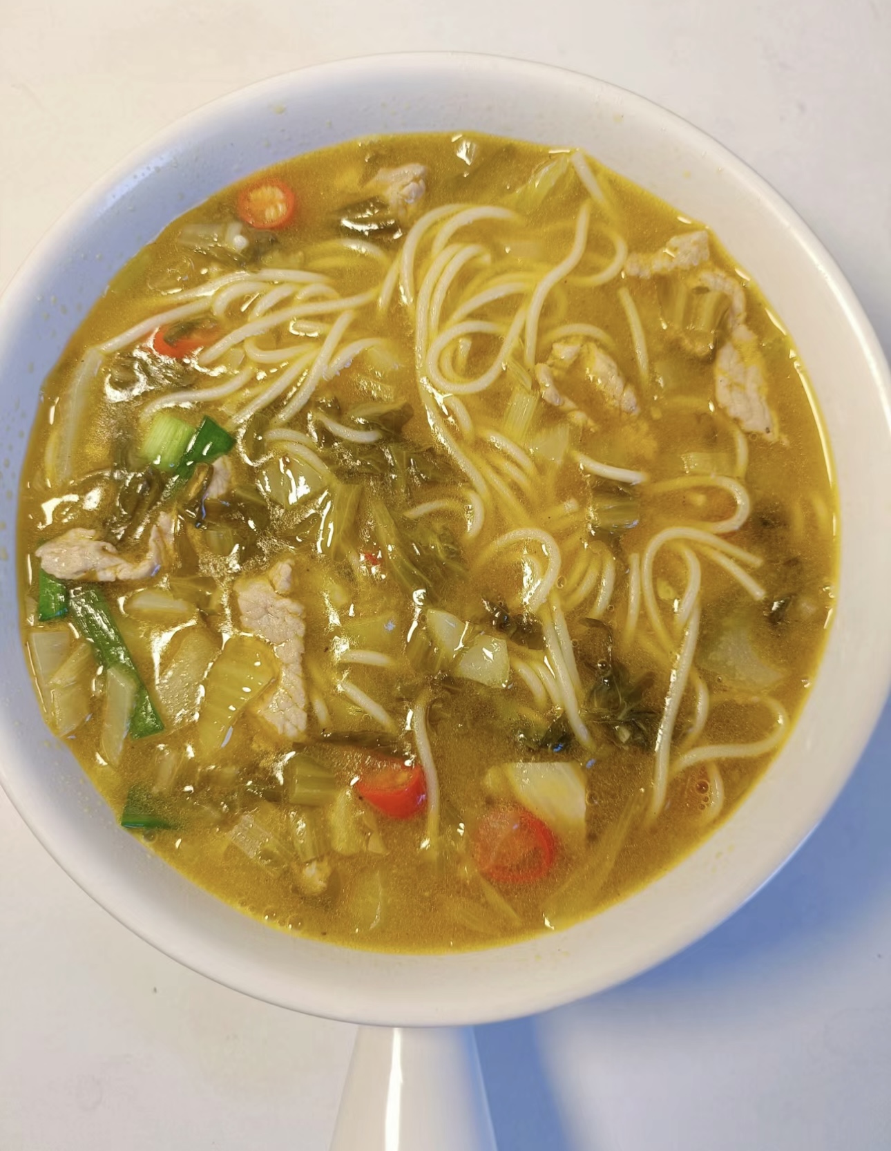 一碗酸菜瘦肉面，是家的味道，是记忆的回响 配图1