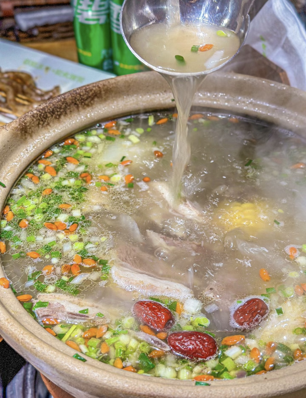 热气腾腾的羊肉火锅，鲜嫩羊肉在锅中翻滚， 配图1