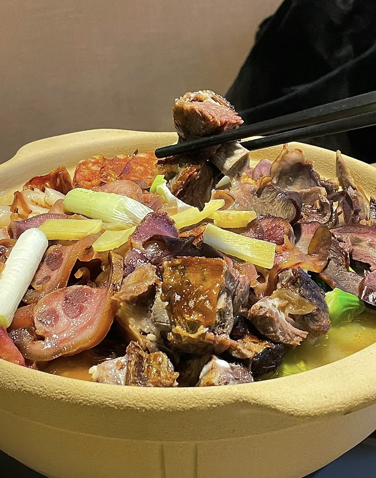 腊肉火锅，岁月沉淀的美味。那一片片熏香浓 配图3