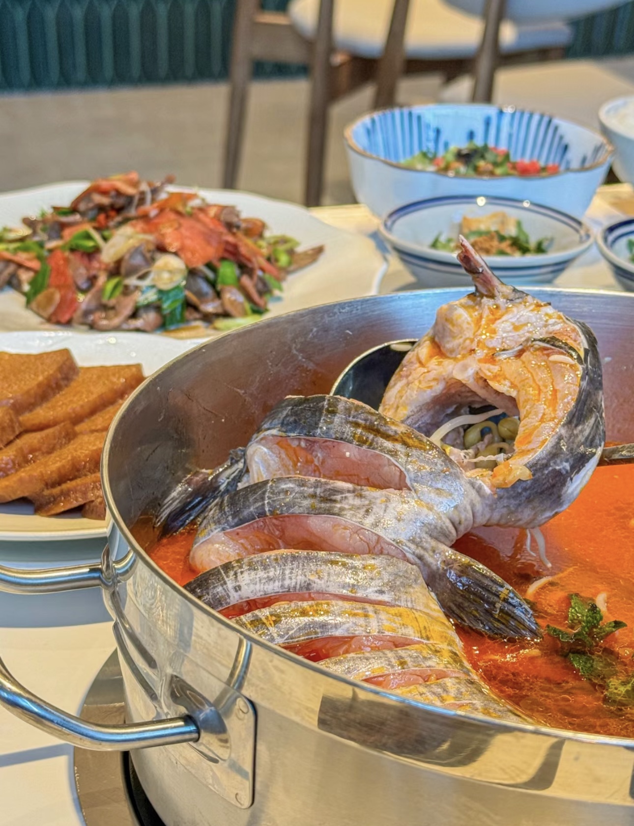 那浓郁的酸汤，包裹着滑嫩的鱼肉，热气腾腾 配图3