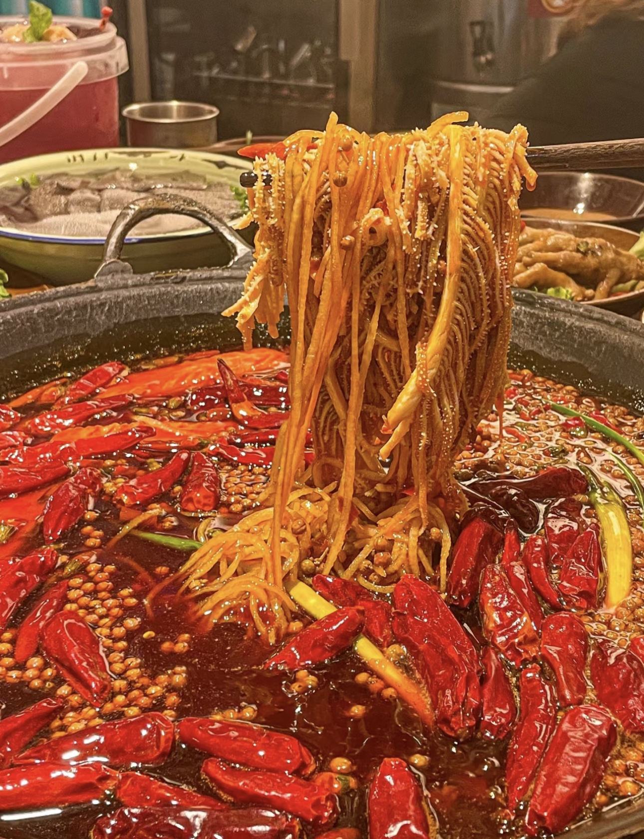 重庆老火锅，犹如一座舌尖上的火焰山。辣得 配图1