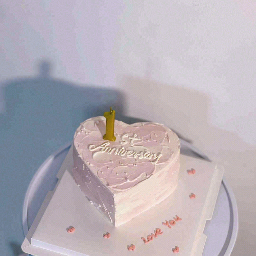 🍰蛋糕是祝福的颜色，🥛奶油的幸福的唤起， 配图1