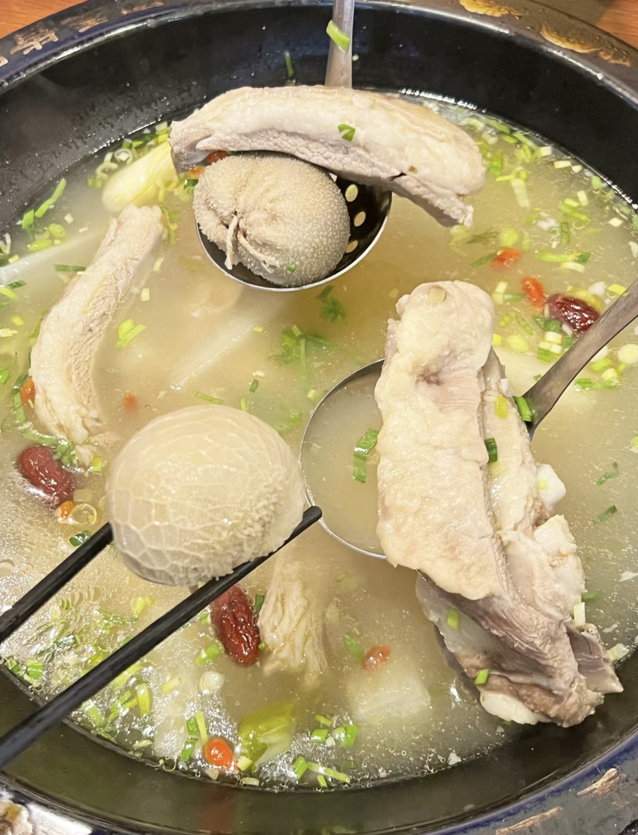 羊汤火锅，鲜香四溢。浓郁羊汤为底，食材在 配图2
