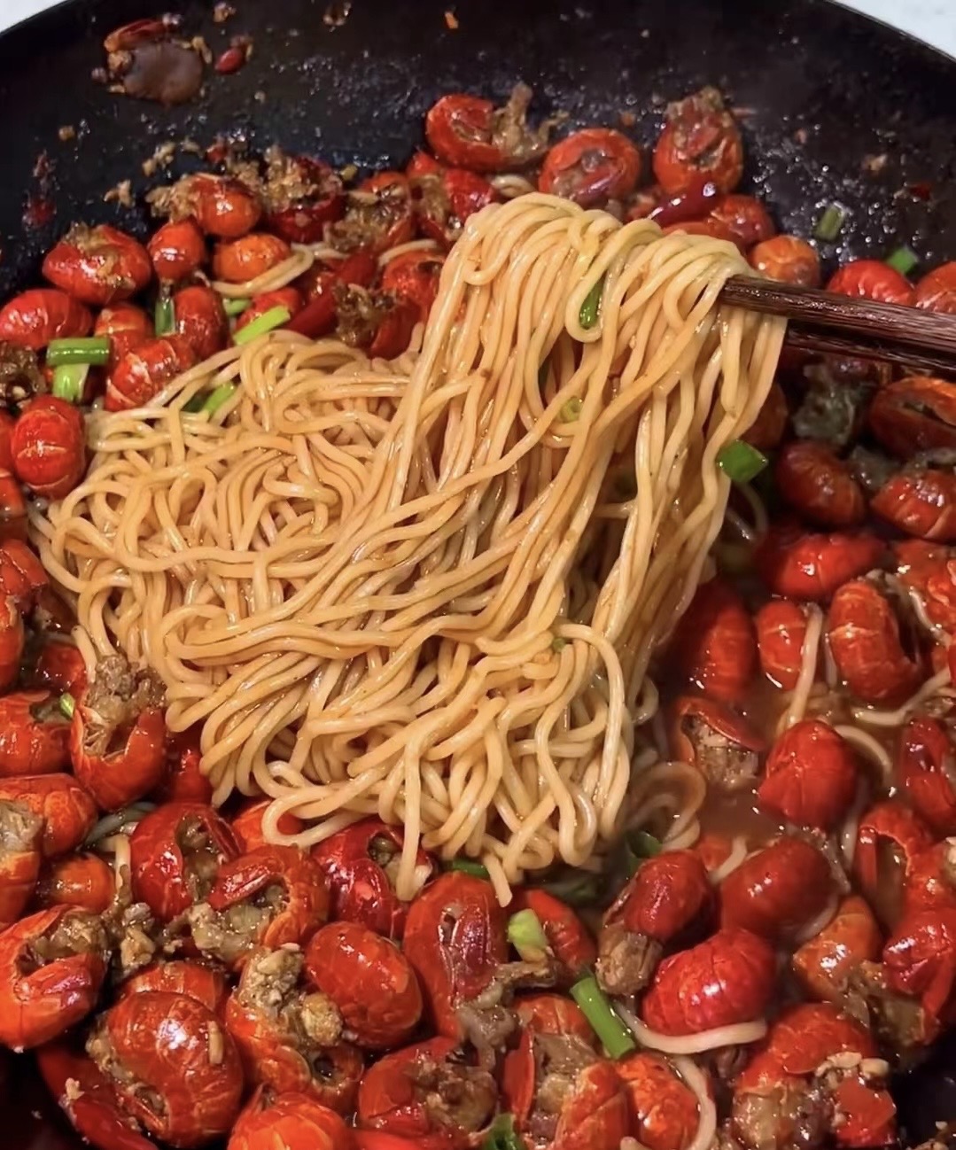 龙虾面 熬夜追剧剥龙虾，天呐，连酱汁都不 配图3