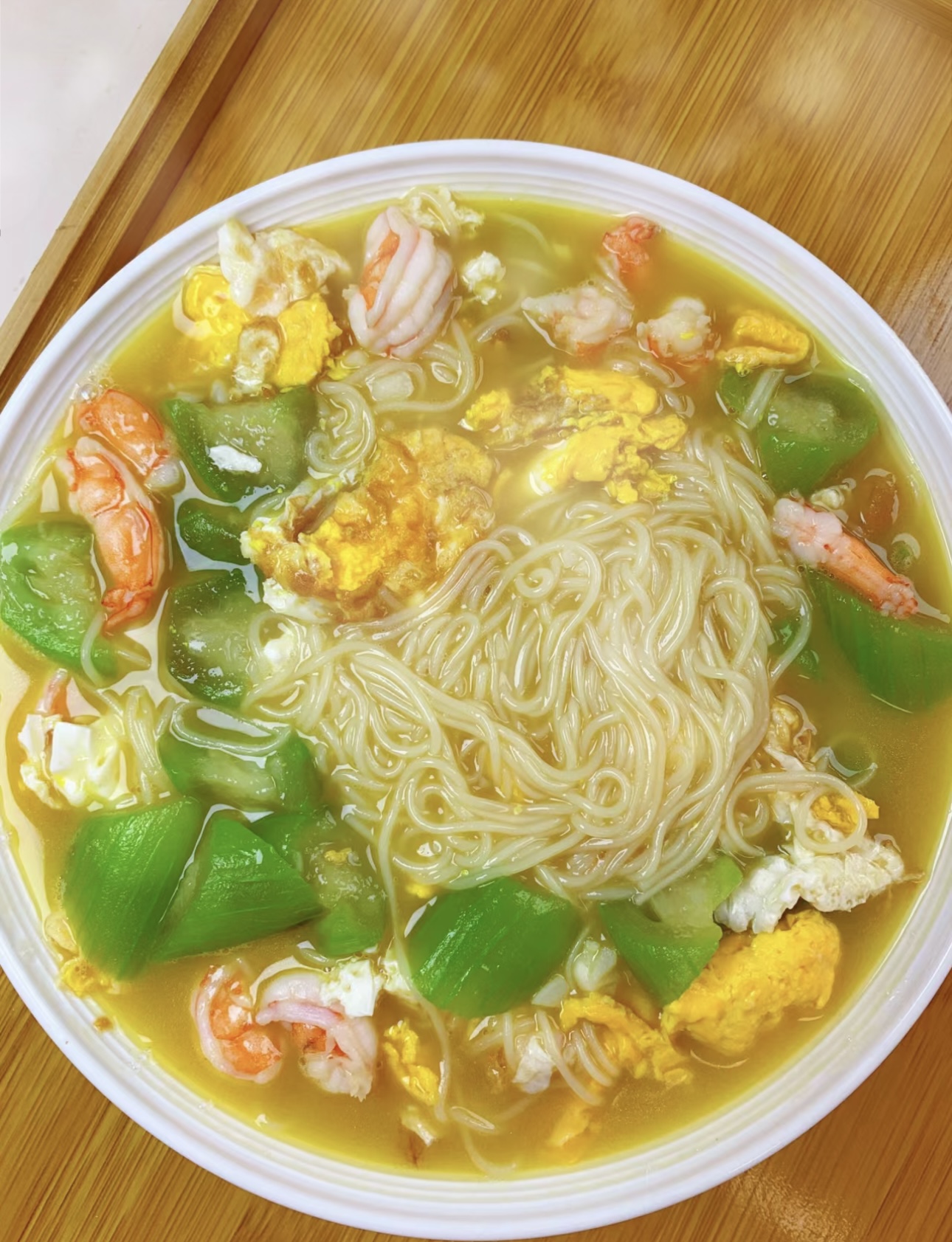 鲜美虾仁，弹嫩筋道。细面在浓郁汤头中翻滚 配图1