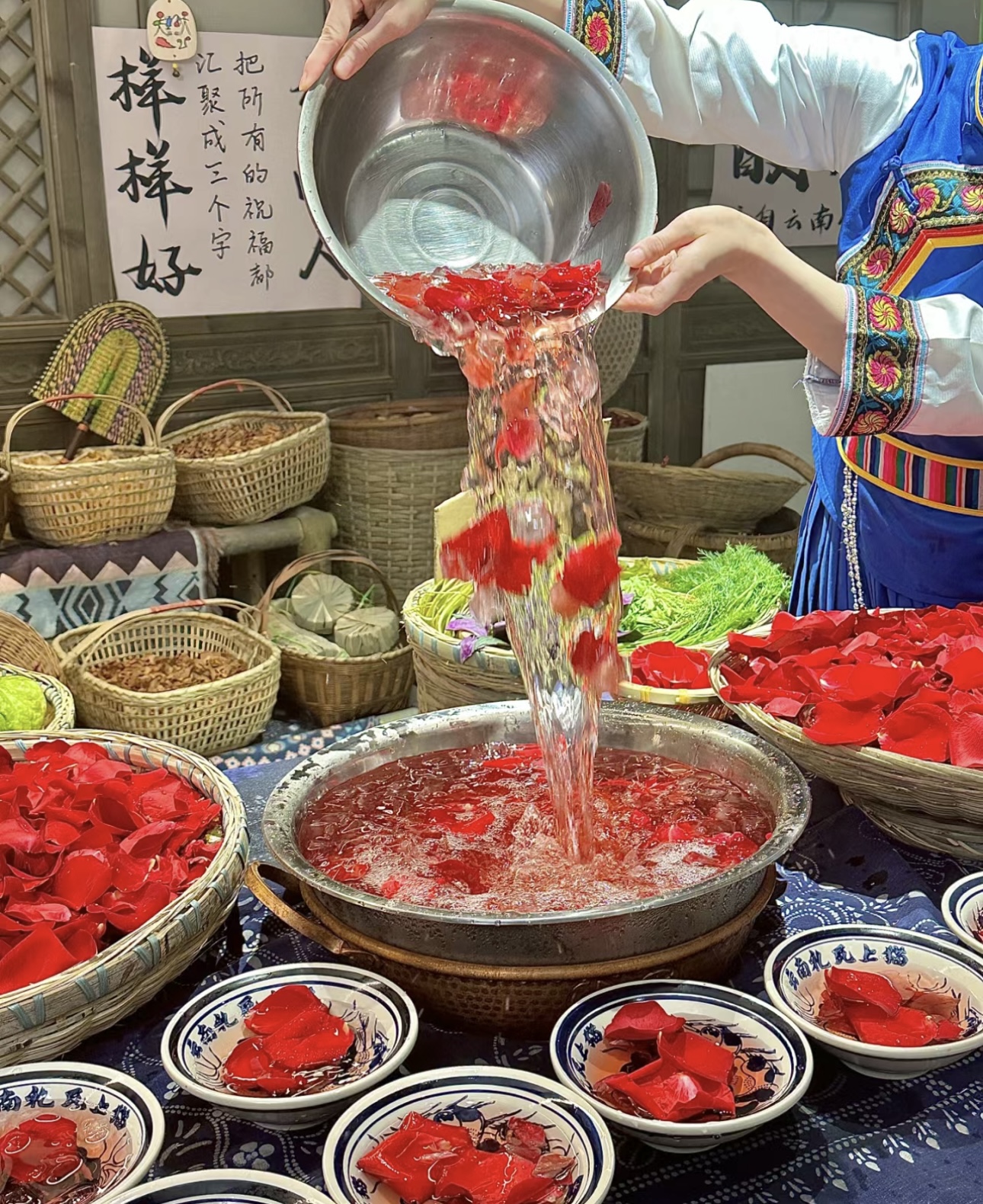 浪漫的玫瑰融入锅中，香气四溢。鲜嫩的食材 配图1
