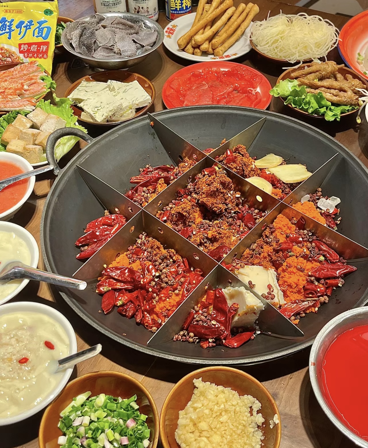 🍲 九宫格火锅，满足你的多种口味！🎉 🥘 配图1