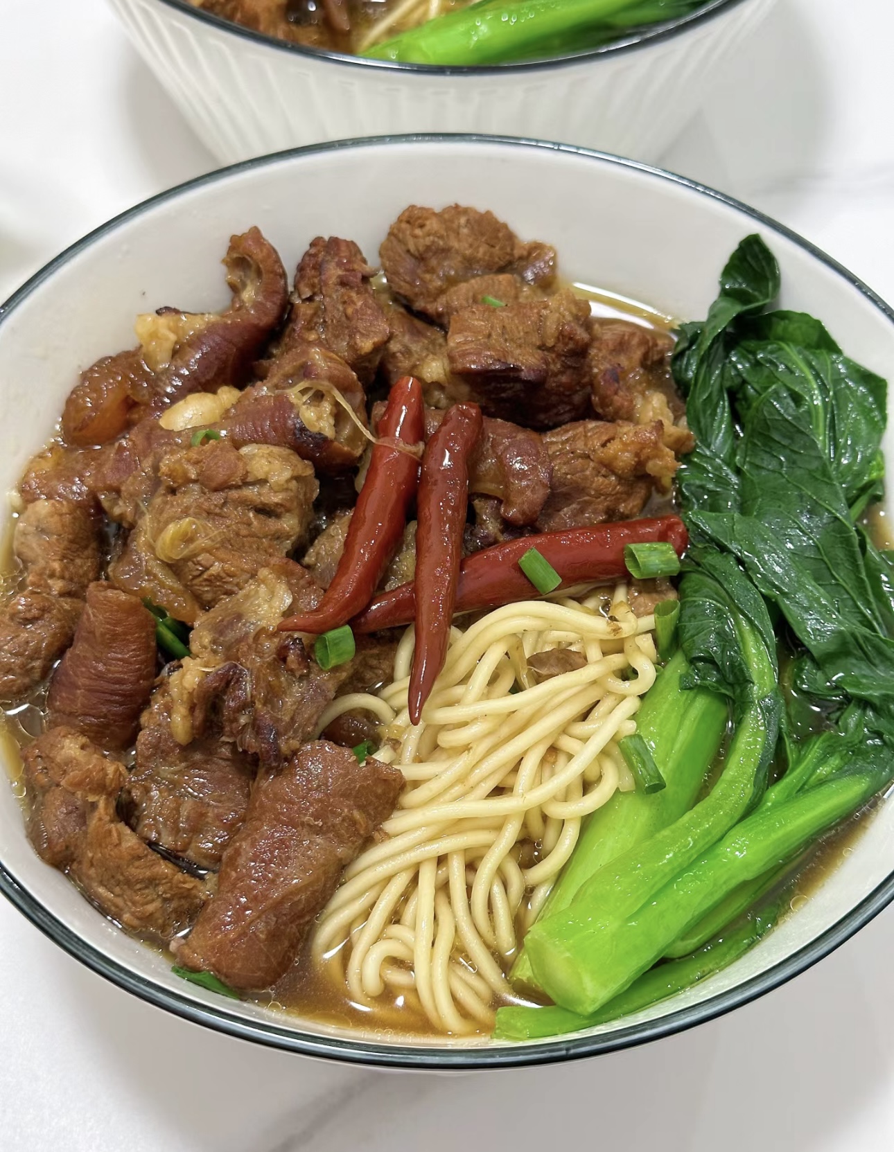 🥩大块的牛肉，炖煮得软烂入味，肉香四溢😋 配图3
