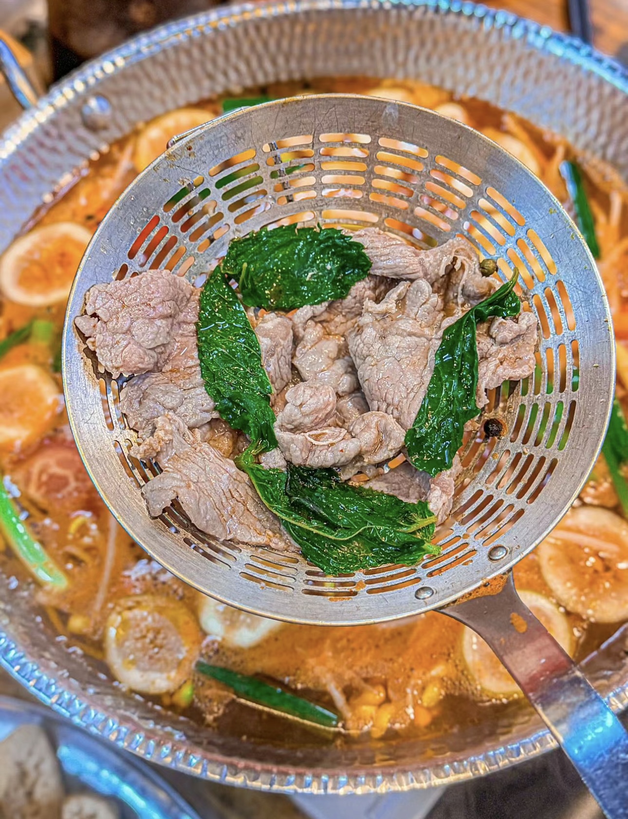 浓郁酸汤，独特风味。新鲜食材在锅中翻滚， 配图3