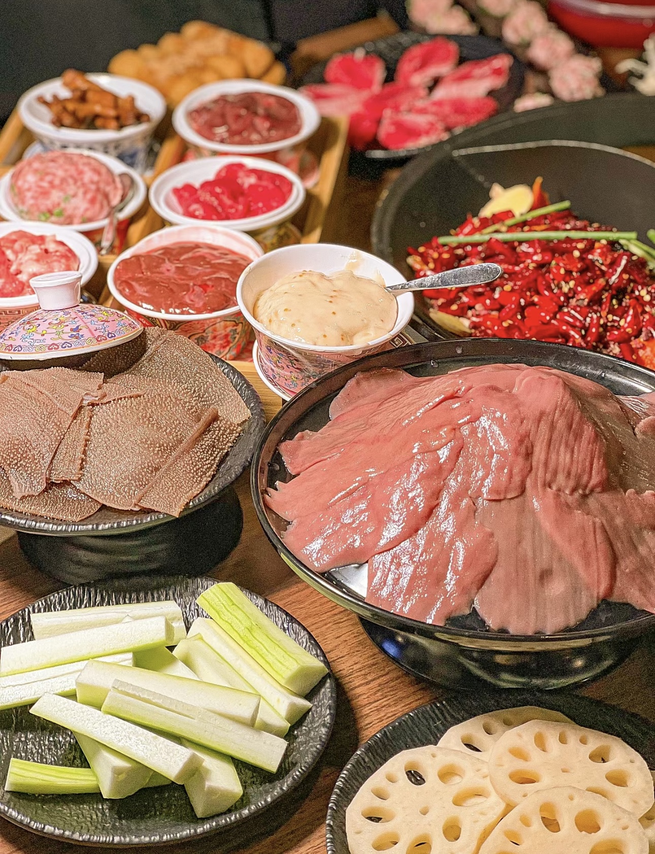 新鲜的牛肉摆在盘中，如艺术品般诱人。夹起 配图3
