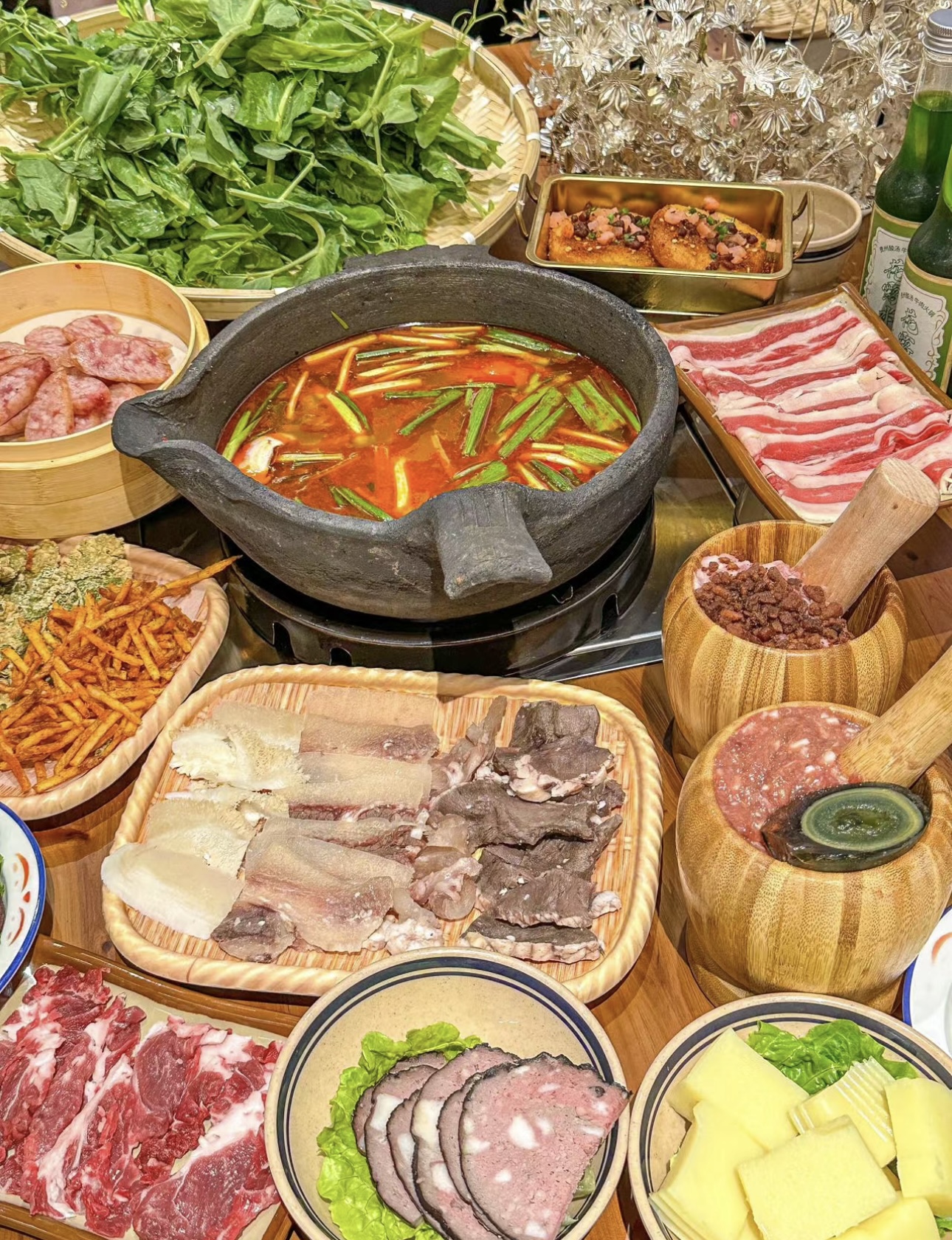 酸汤火锅，独特风味。汤汁浓郁，酸味开胃。 配图1