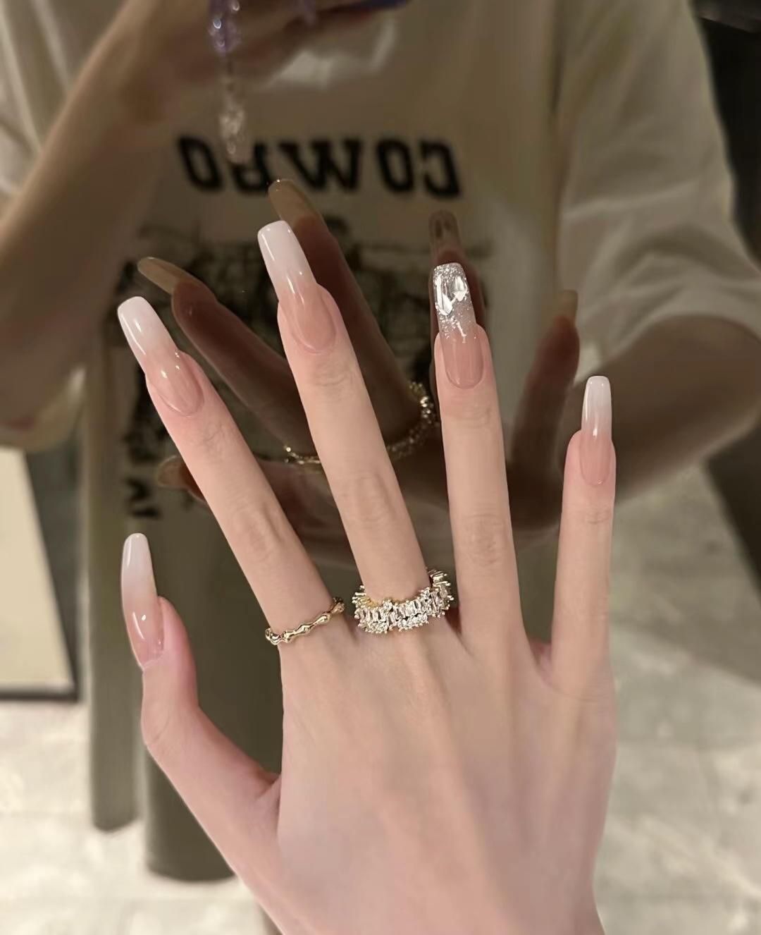 好心情有很多种 尽情打扮自己是第一种 比 配图1