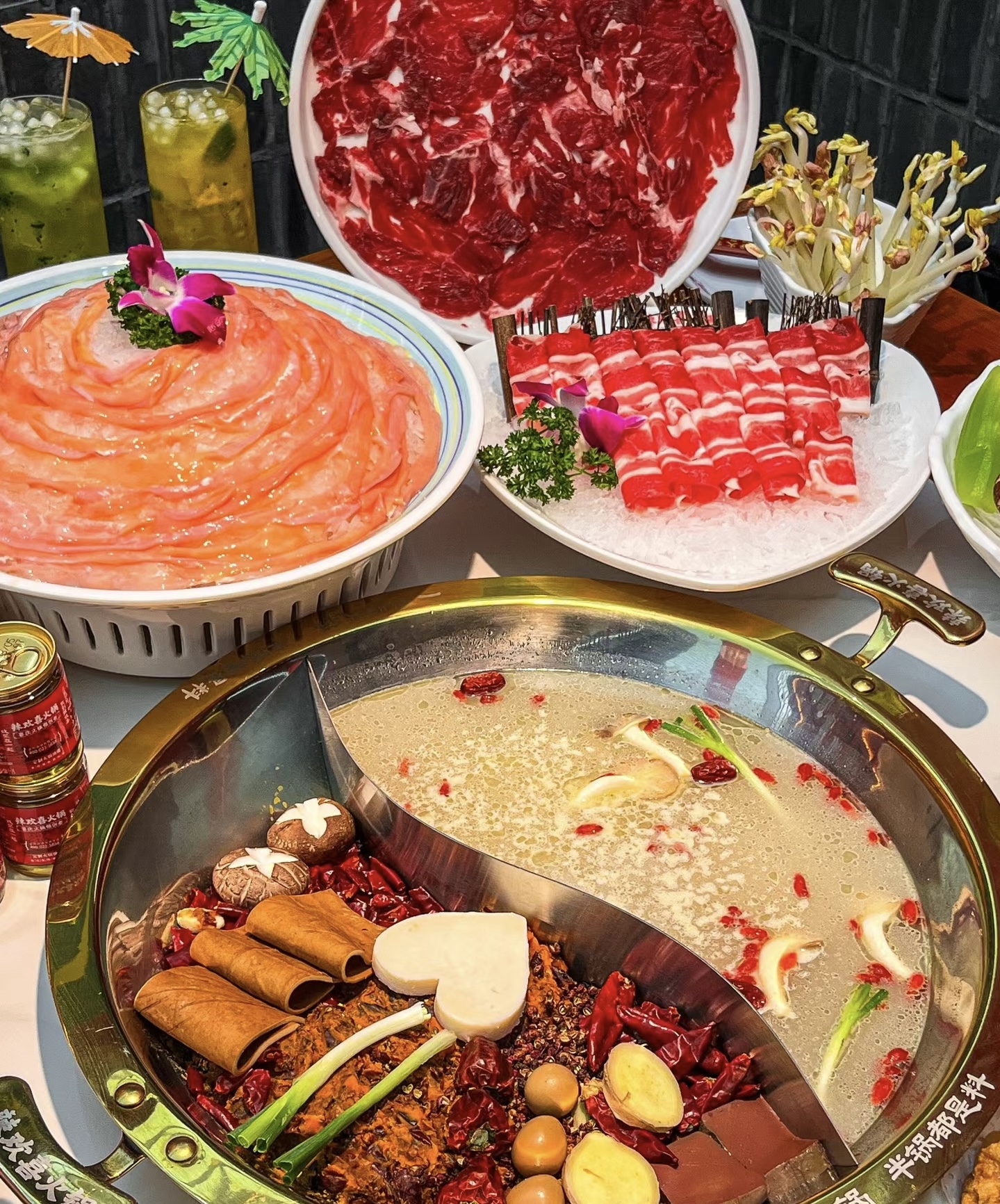 三种鲜美食材碰撞，熬出的汤底鲜香无比。热 配图1