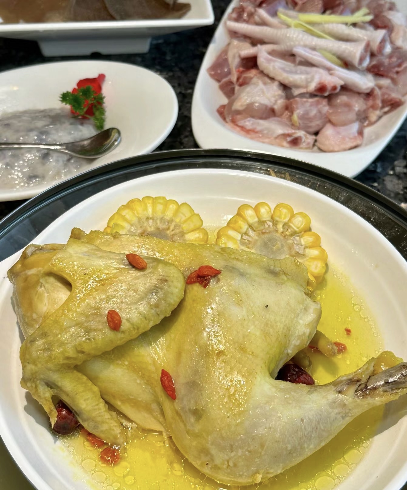 鲜嫩鸡肉在锅中炖煮，香气扑鼻。那浓郁的汤 配图2