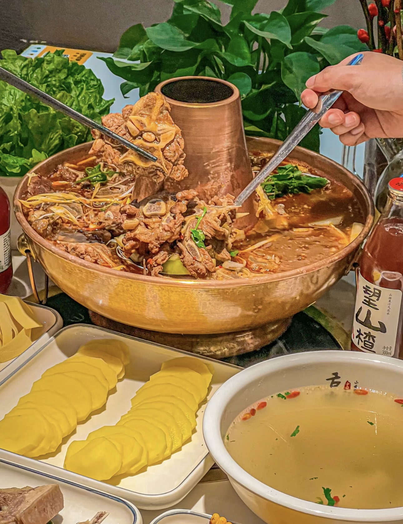 羊蝎子火锅的盛宴！那一锅炖煮得软烂入味的 配图2