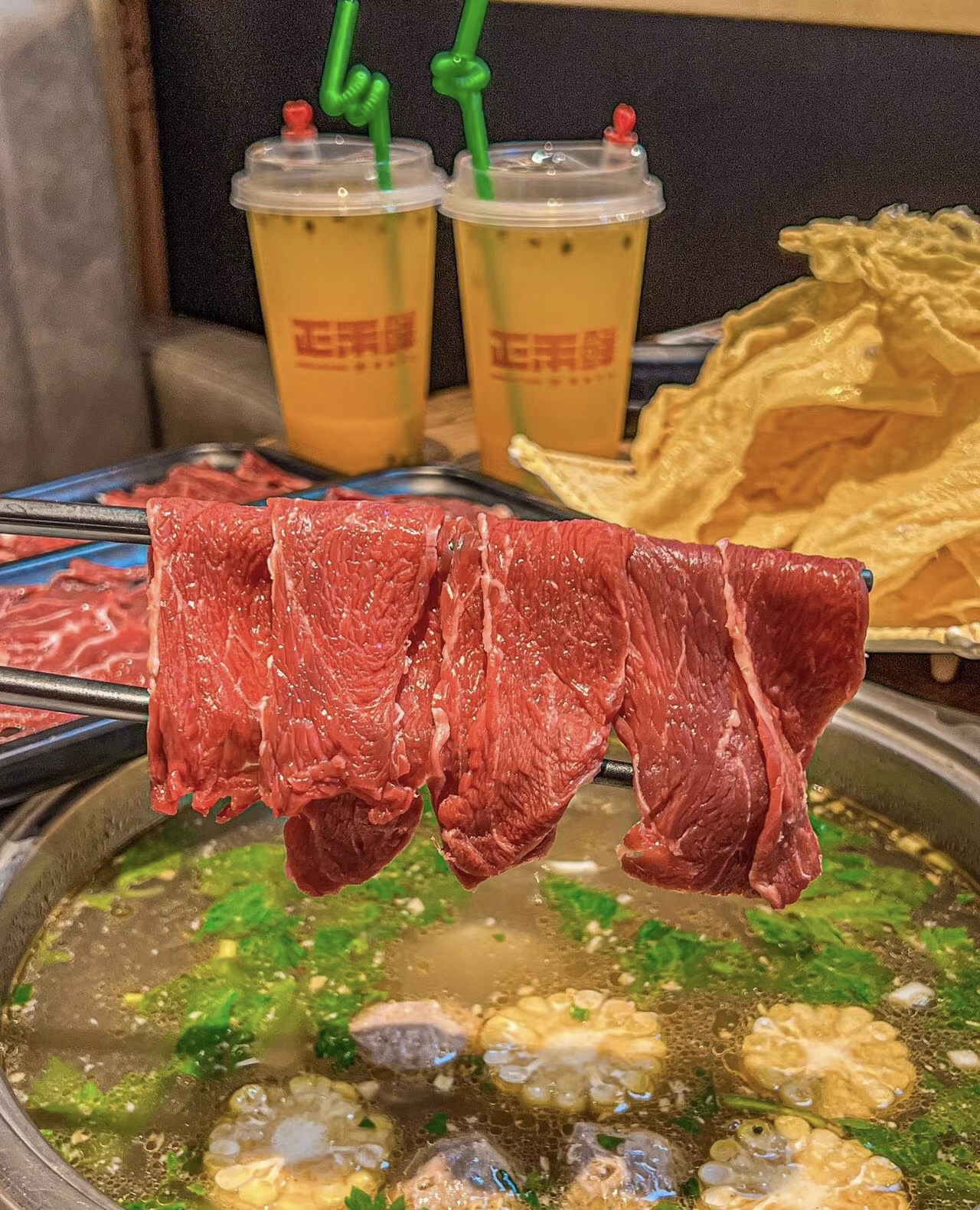 牛骨清汤锅～经过4个小时文火慢炖，用的纯 配图3