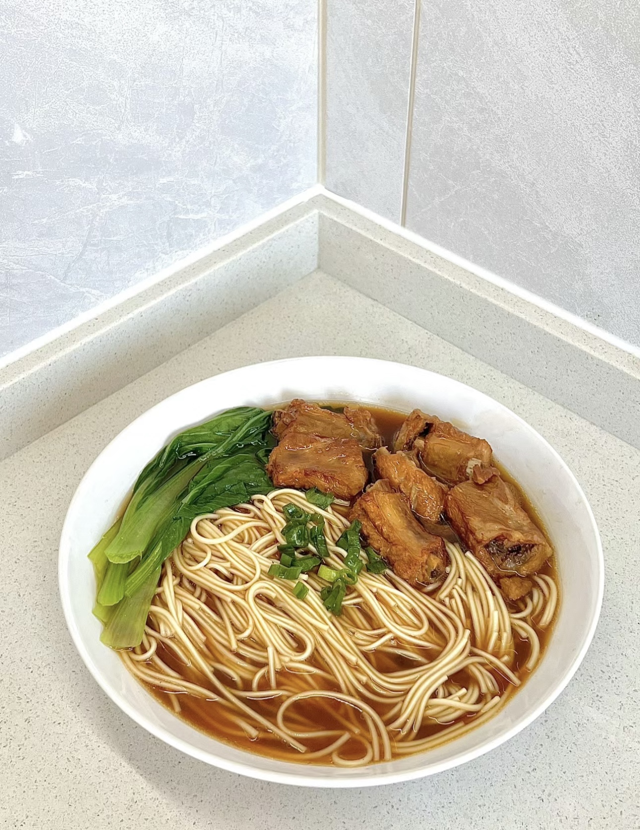 大块的排骨，鲜嫩多汁，经过精心红烧，散发 配图1