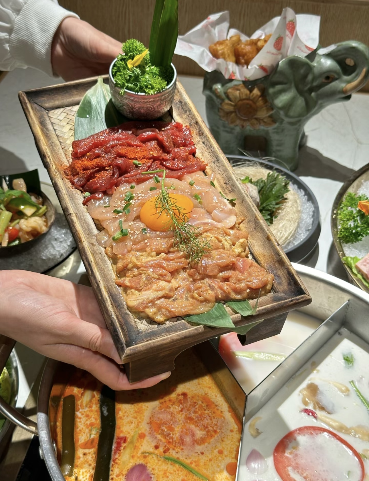 新鲜的食材在锅中翻滚跳跃，仿佛在演绎一场 配图3