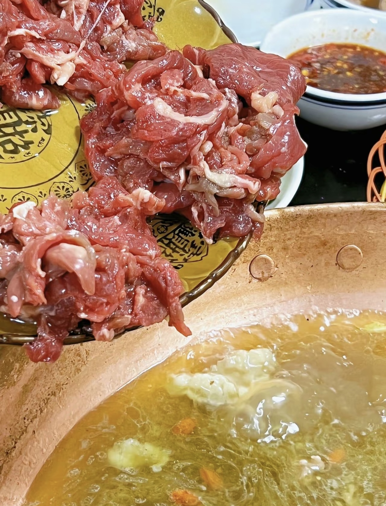 牛骨熬出来的汤汤底清澈却非常香，煮菜涮肉 配图3