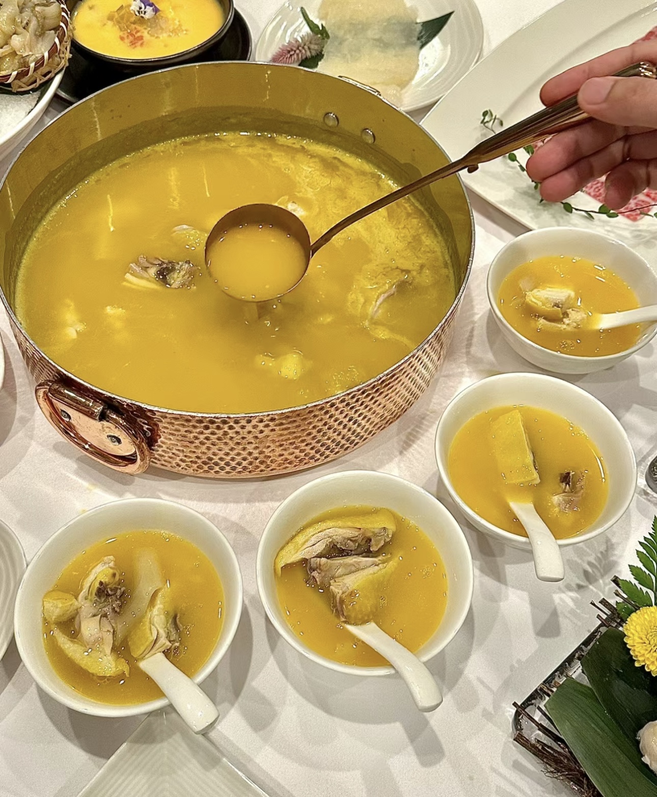 花胶鸡火锅给你一场奢华的味觉之旅。花胶的 配图1