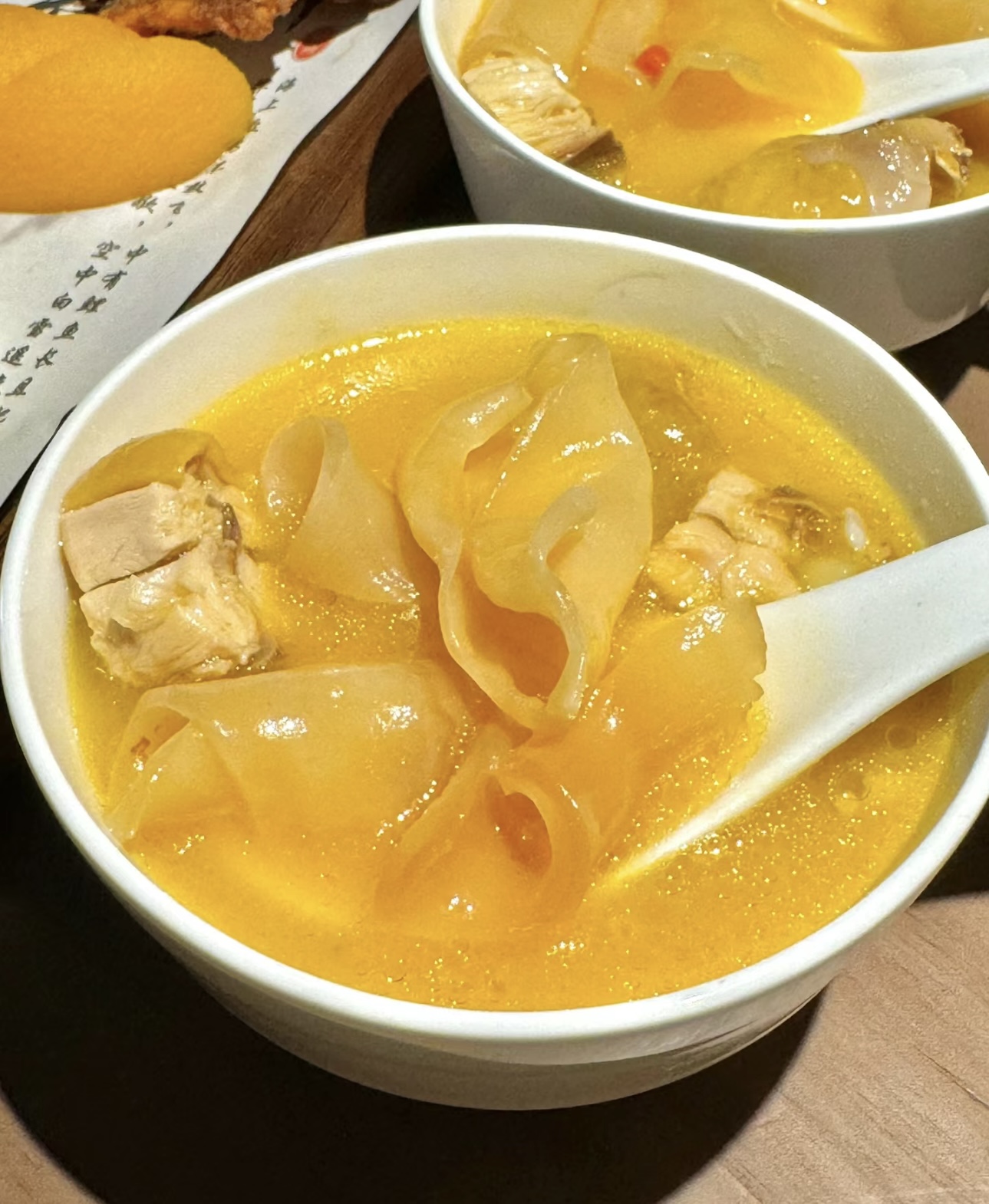 花胶鸡火锅的奢华与鲜美。金色的花胶与鲜嫩 配图3