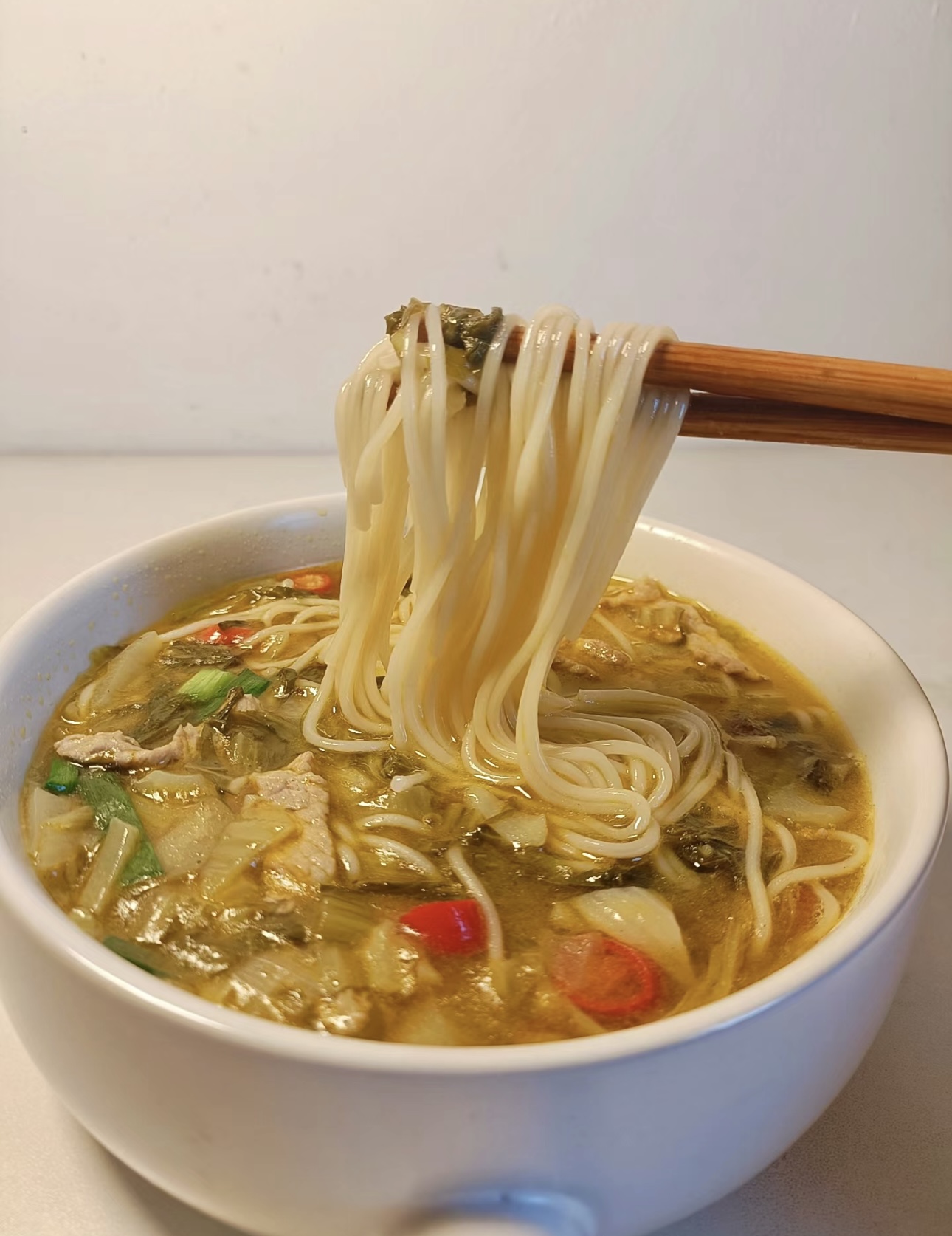 一碗酸菜瘦肉面，是家的味道，是记忆的回响 配图3
