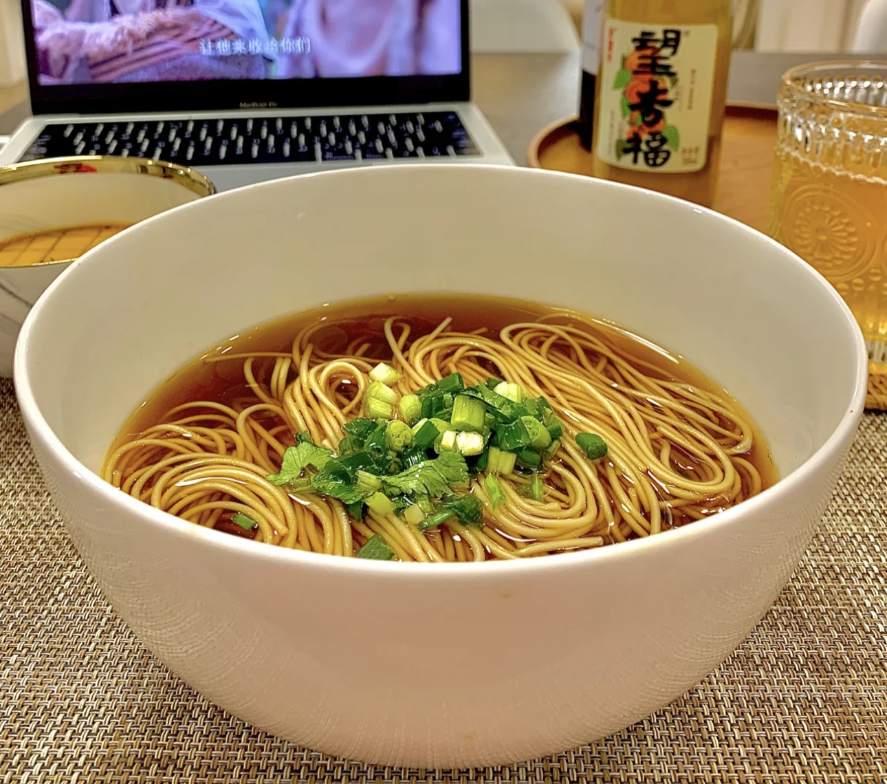一碗阳春面，清汤寡水却有着独特韵味。那细 配图3