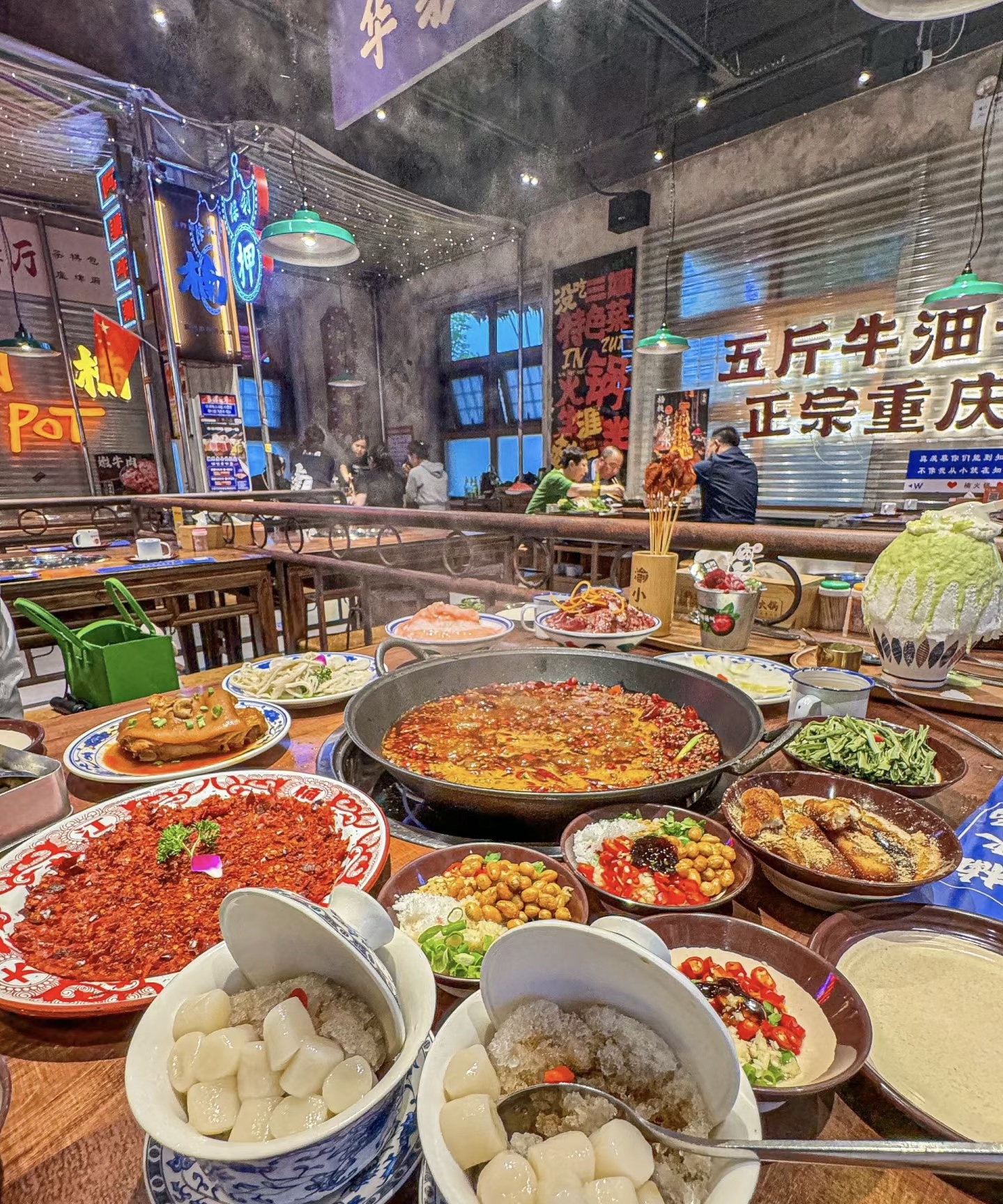 一整只卤过的猪蹄子，就下在红油锅里面煮一 配图2