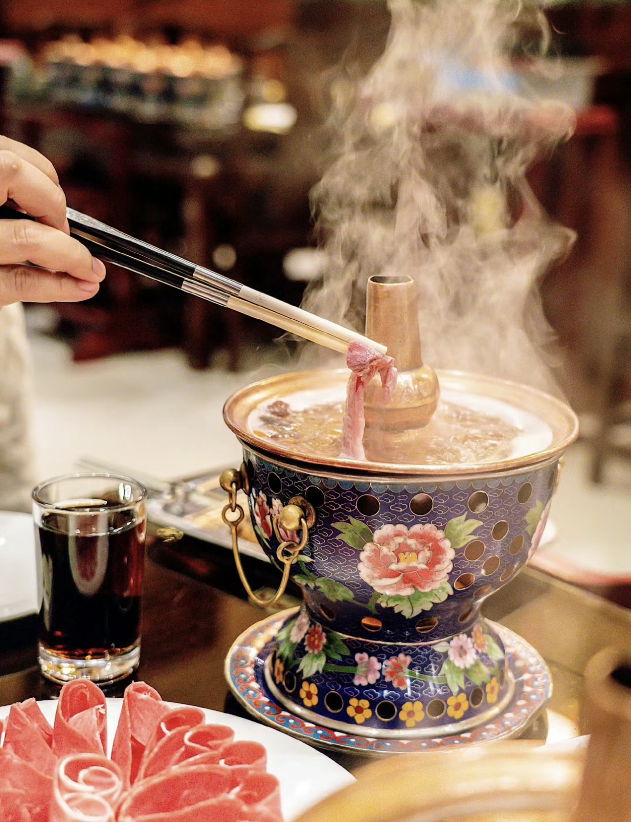 老北京涮肉，经典铜锅，鲜嫩肉片，在清汤中 配图1