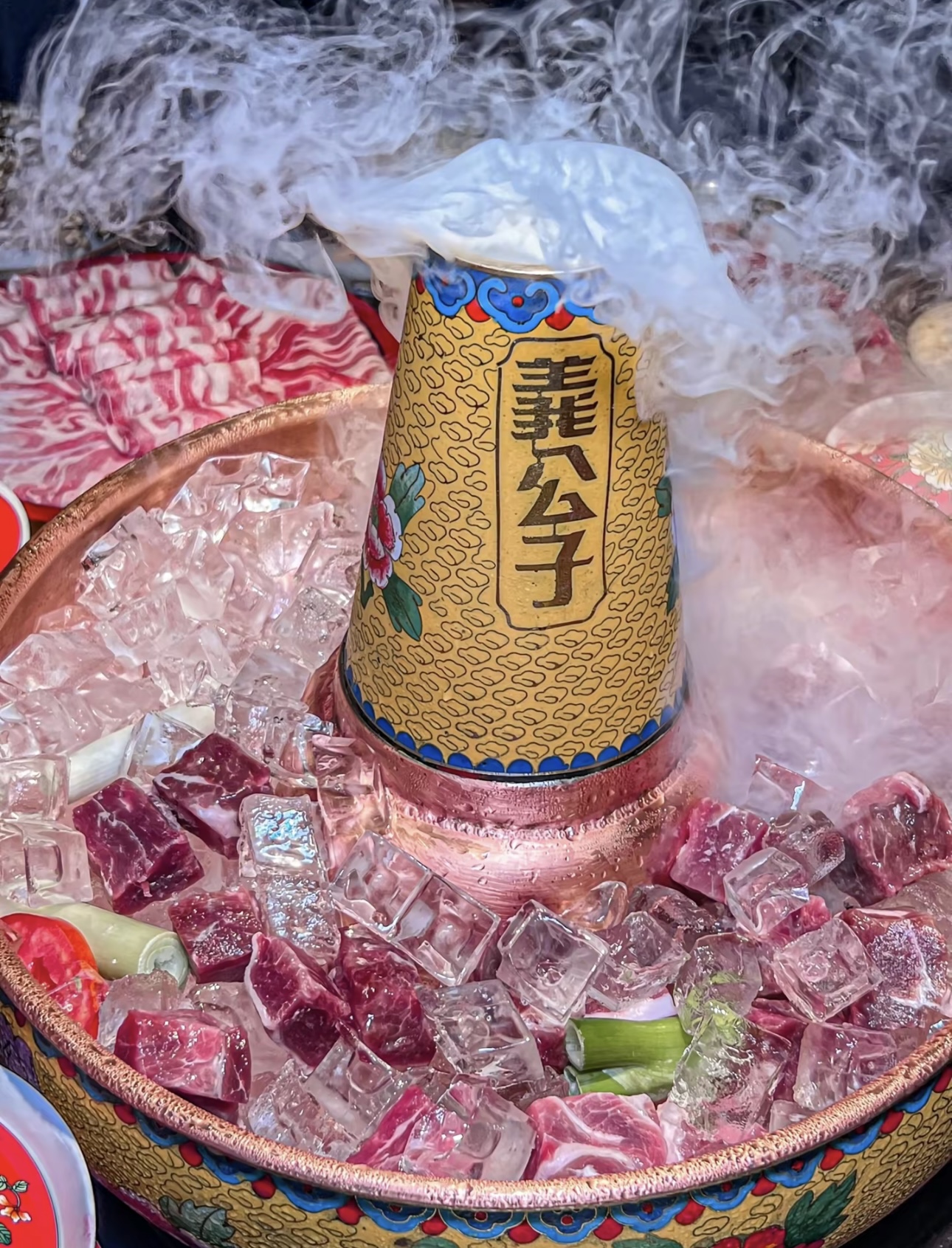 点烟拨火，锅内滚滚热气腾腾，朋友们在一起 配图3