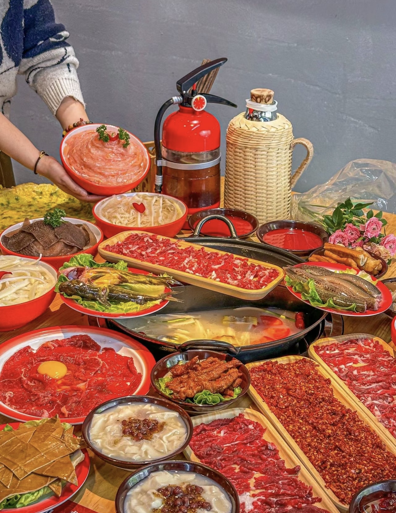 一边是热辣似火的红汤，一边是鲜香醇厚的白 配图1