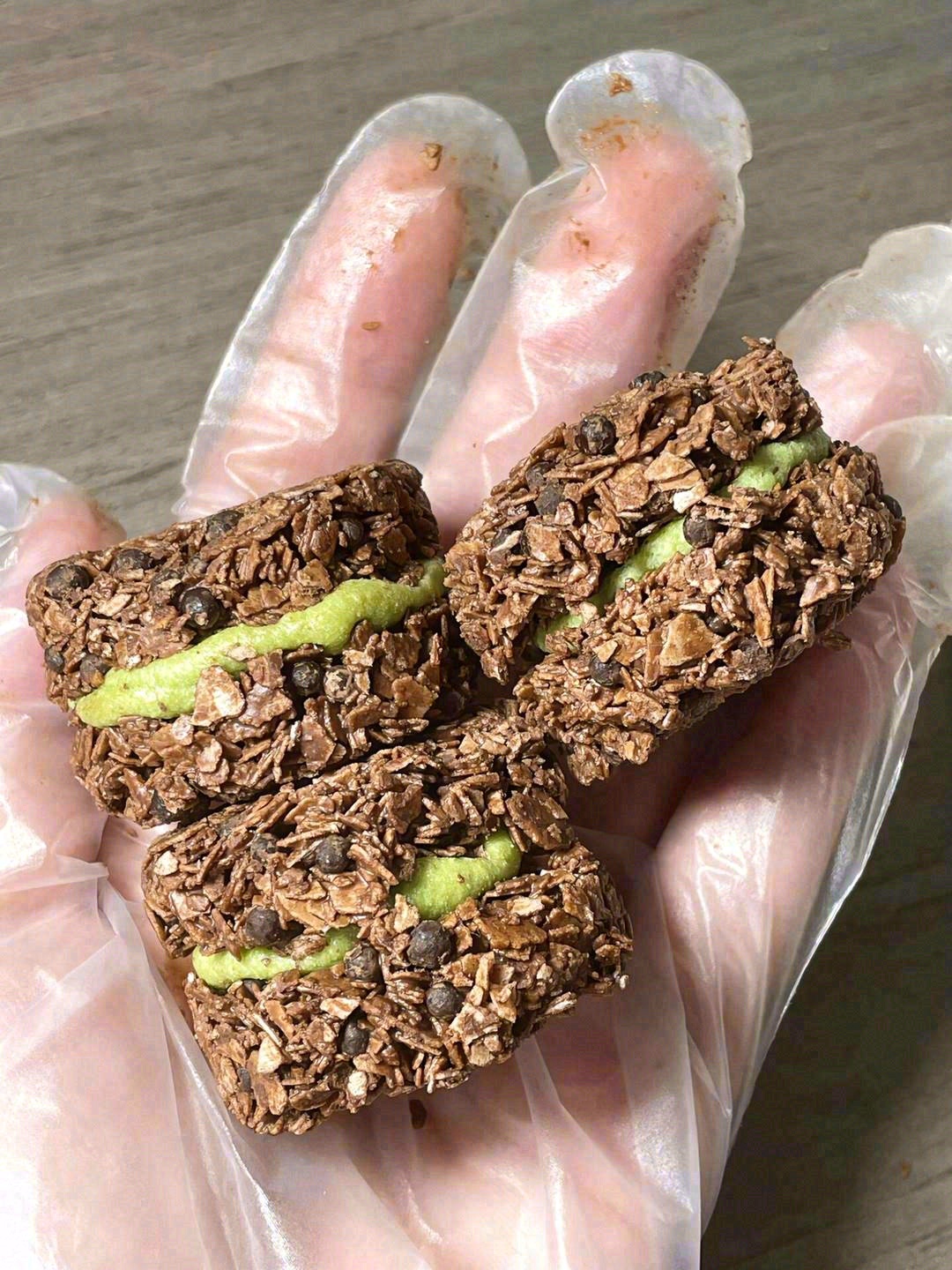 🍪外面是厚厚的巧克力麦片➕抹茶的牛轧夹心 配图2