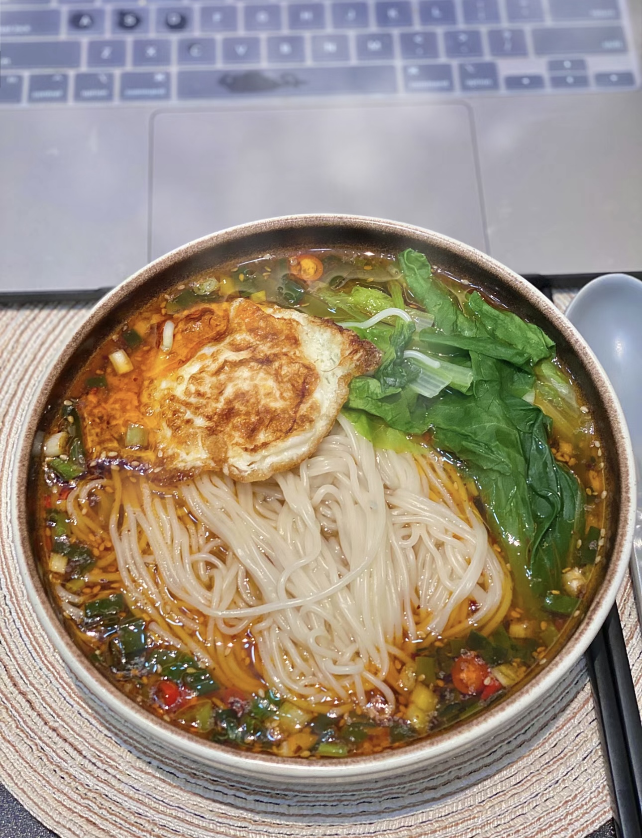 葱花酸辣汤面，唤醒味蕾！酸辣汤底刺激食欲 配图2
