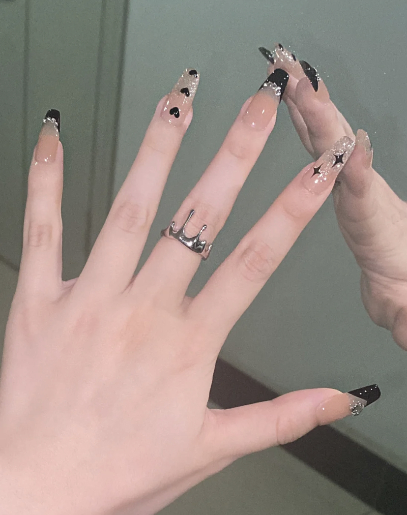 🖤黑色甜系酷美甲💅一整个闪爆啦～ 甜酷甜 配图1