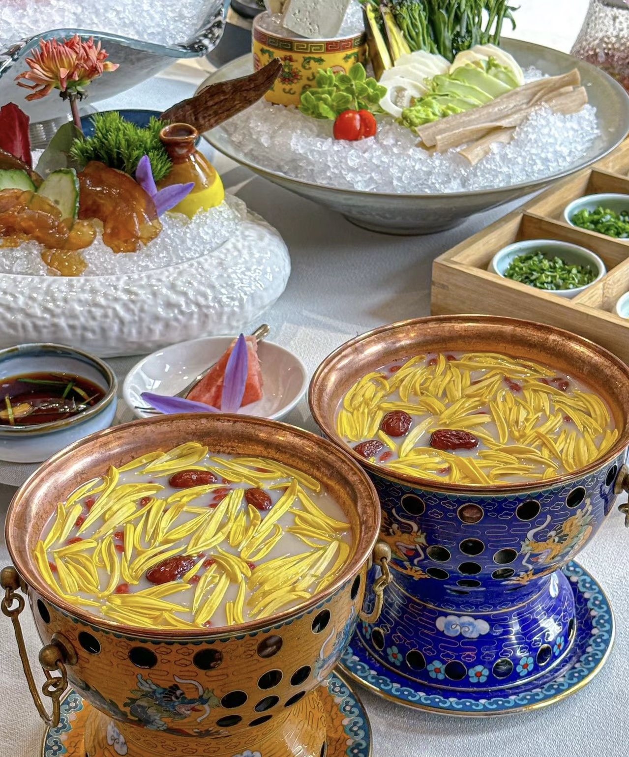 金黄菊花漂浮汤中，与食材相互交融，散发出 配图1
