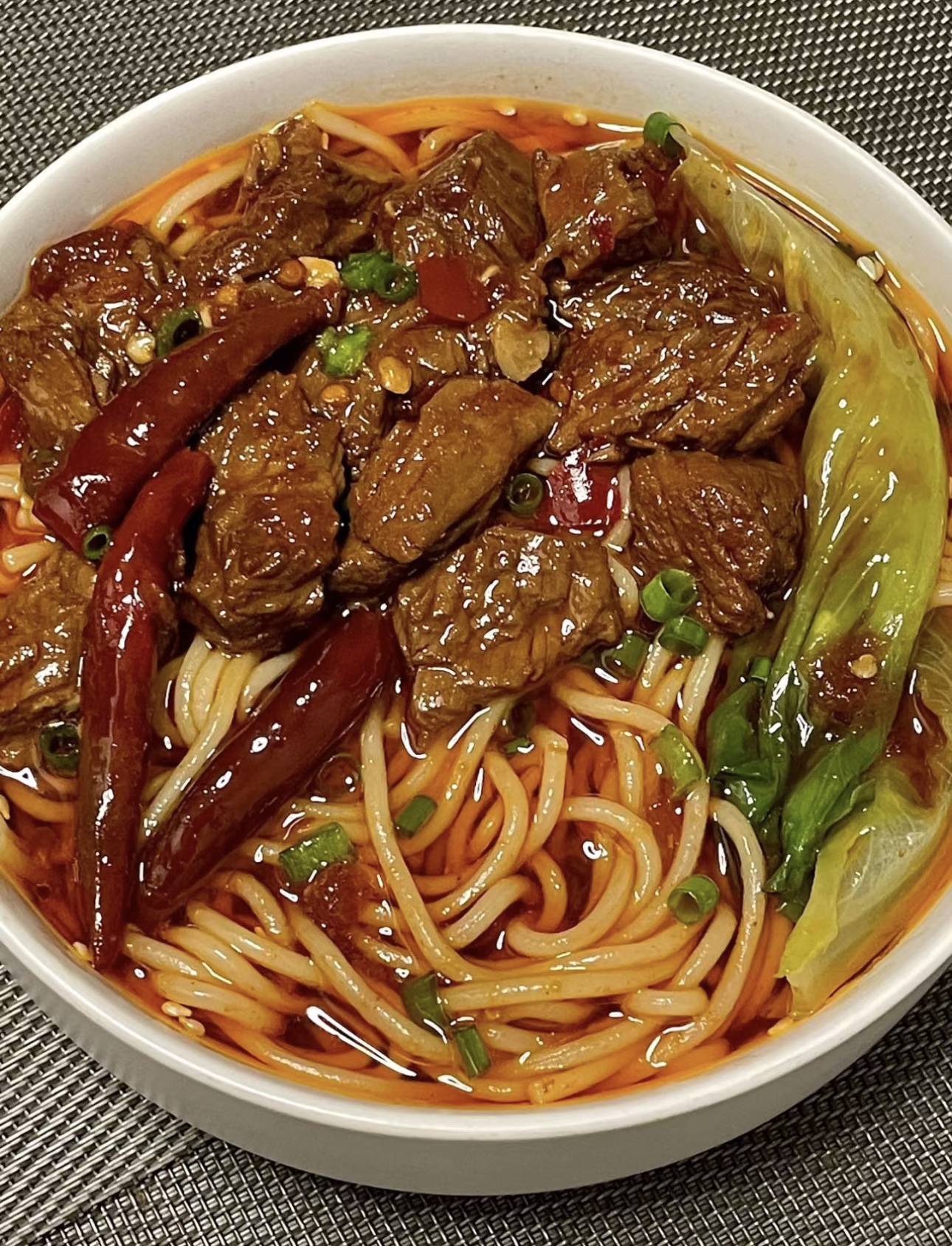 🍜这碗牛肉面，面条爽滑，牛肉鲜嫩🥩，汤汁 配图1