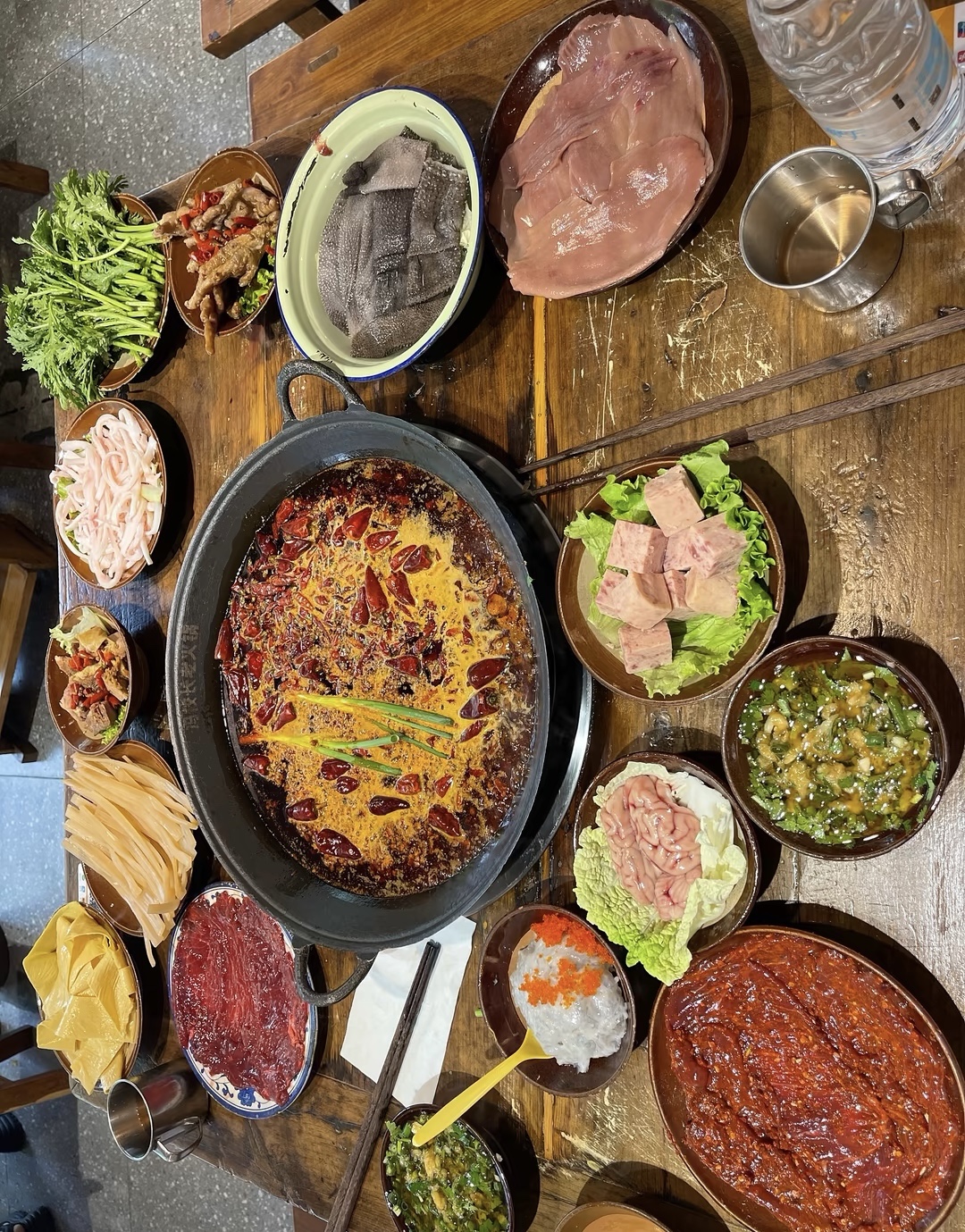 温暖的火锅汤底，丰富的食材选择，加上好友 配图2