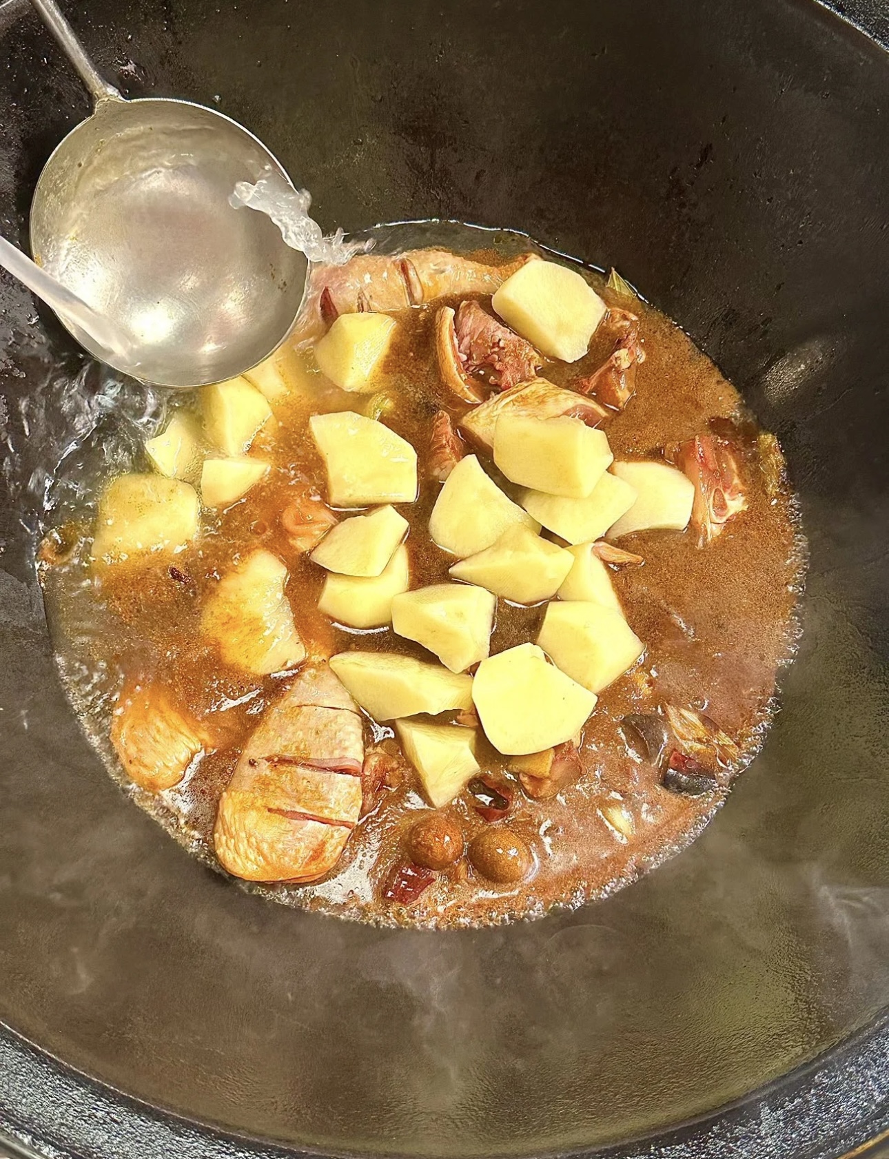 铁锅炖柴鸡，🐔柴鸡在铁锅中慢炖，肉质紧实 配图2