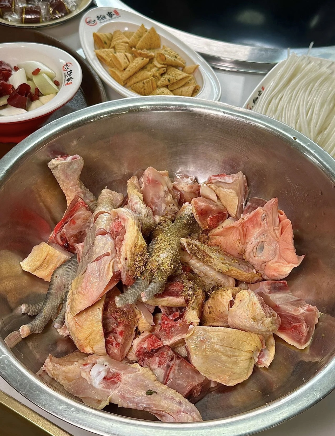 铁锅炖柴鸡，🐔柴鸡在铁锅中慢炖，肉质紧实 配图1