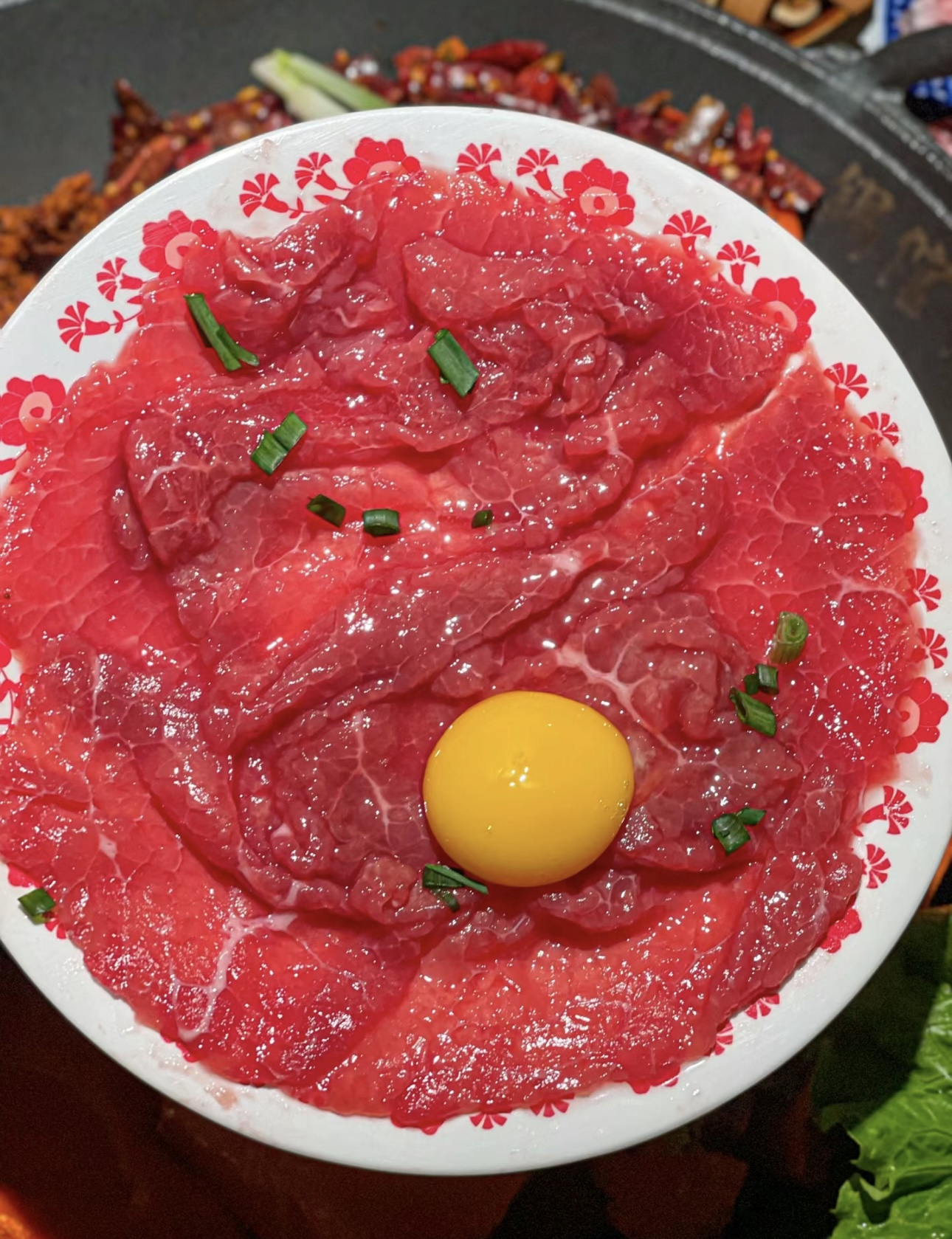 火辣与鲜香交织，特色食材在锅中翻滚。在南 配图2