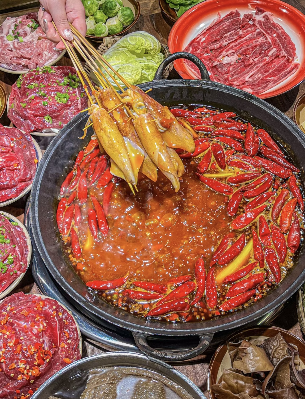 一锅红油，翻滚着麻辣鲜香。火锅店中，美味 配图3