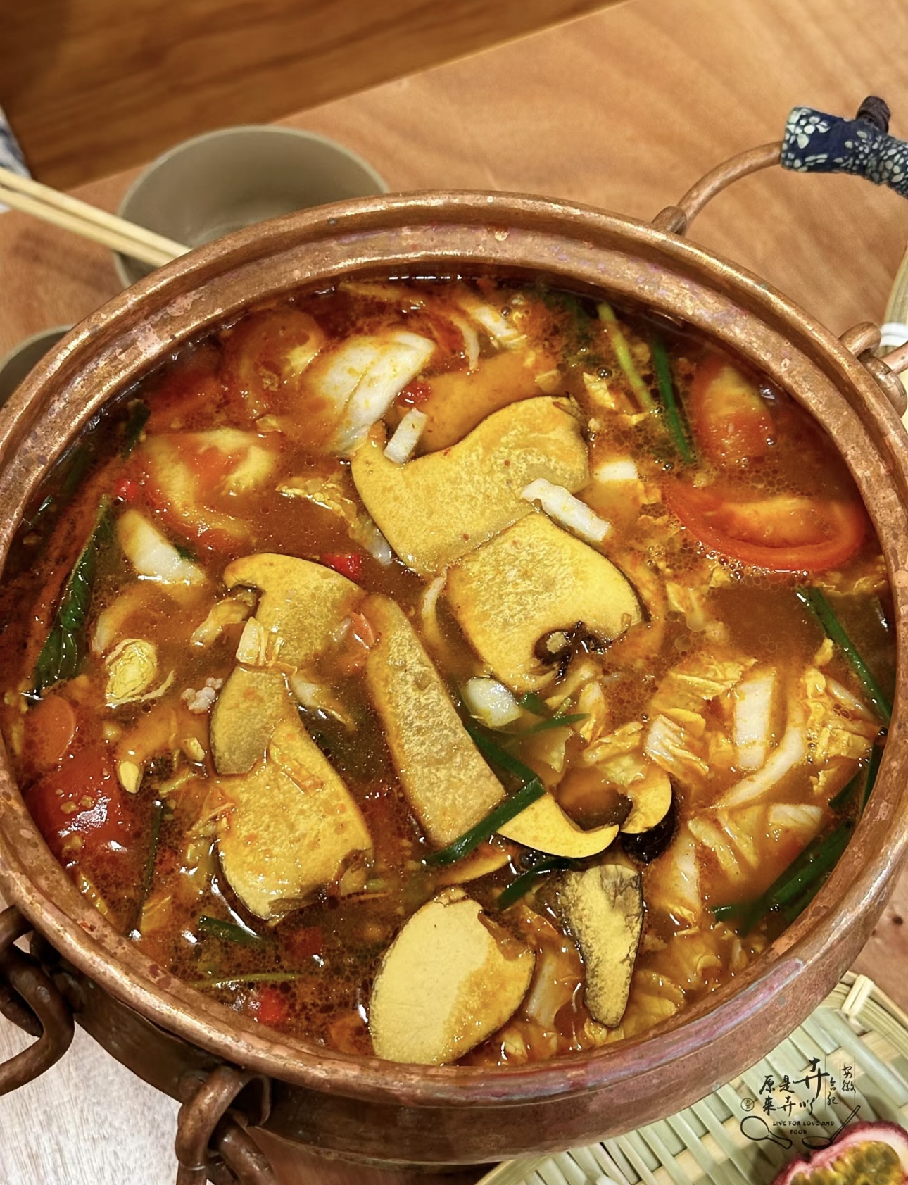 独特滇味火锅，融合当地特色食材与香料。酸 配图1