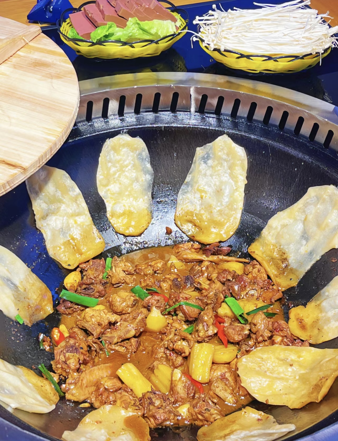 地锅鸡，那浓郁的香味让人垂涎欲滴。鸡肉鲜 配图1